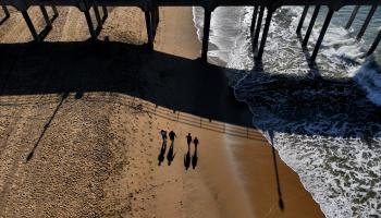 شاطئ بحر وشمس في أكتوبر (آلن جاي تشابن/ Getty)