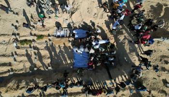 مقبرة جماعية في غزة (محمد فايق/ الأناضول)
