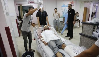 المرضى والجرحى يعانون في مستشفيات القطاع (أشرف أبو عمرة/ الأناضول)