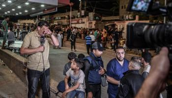 الصحافيون يبكون زميلهم محمد أبو حطب بعد استشهاده الخميس (عبد زقوت/ الأناضول)