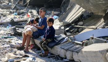 فلسطينيون وخبز وسط الدمار في غزة (مجدي فتحي/ Getty)