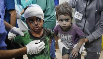 تعرض أطفال غزة لمأساة غير مسبوقة (أشرف عمرة/الأناضول)