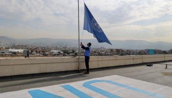 تنكيس علم الأمم المتحدة في بيروت في لبنان (أنور عمرو/ فرانس برس)