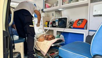 جريح فلسطيني يتلقى العلاج في رفح أمس الأول (فرانس برس)
