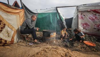 في مخيم أونروا للنازحين في خان يونس في غزة (مصطفى حسونة/ الأناضول)
