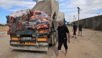 شاحنة مساعدات على معبر رفح المصري أمس (سعيد خطيب/فرانس برس)
