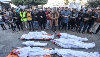 من جنازة بعض شهداء فلسطين في قطاع غزة من أمام مستشفى شهداء الأقصى (مصطفى حسونة/الأناضول)