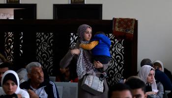 بانتظار المرور إلى مصر،  من غزة على معبر رفح (محمد عابد/فرانس برس)