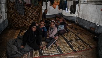 الخيام لا تحمي أطفال غزة من البرد والأمطار (عابد زقوت/الأناضول)