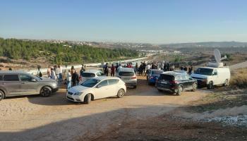 فلسطينيون يتجمعون قرب سجن "عوفر" برام الله لاستقبال أسرى صفقة التبادل (العربي الجديد)