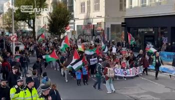 مظاهرة حاشدة في مدينة برايتون يتقدمها الأطفال نصرة لغزة