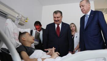 الرئيس التركي رجب طيب أردوغان يزور مرضى السرطان من الفلسطينيين في تركيا (getty)
