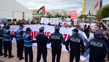 الشرطة تطوّق مظاهرةً في تيرانا مؤيّدة للشعب الفلسطيني، 05 تشرين الثاني نوفمبر 2023 (Getty)