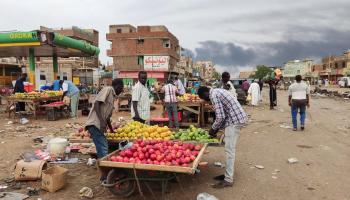 سوق في مدينة الخرطوم التي تشهد معارك عنيفة وقودها المواطن (getty)