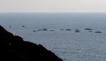 قوارب لبنانية تبحر بالقرب من كاريش احتجاجاً على حيازة إسرائيل للحقل (getty)