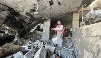يقف على أطلال منزل دمره قصف إسرائيلي في مخيّم النصيرات وسط قطاع غزّة في 6/ 12/ 2023 ( الأناضول)