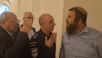 رئيس "المتابعة" يتعرض لاعتداء من قبل مستوطن أمام محكمة إسرائيلية