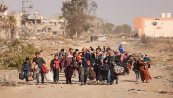 فلسطينيون يرحلون من شمال قطاع غزّة إلى جنوبه هرباً من القصف الإسرائيلي في 26/ 11/ 2023 (فرانس برس)