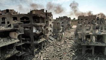 مبان طاولها القصف الإسرائيلي في مخيم جباليا شمال شرق مدينة غزّة في 11/ 10/ 2023 (فرانس برس)
