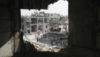 آثار الدمار الذي خلّفه القصف الصهيوني في مدينة خانيونس (Getty)