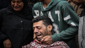  (يبكون على أقاربهم الشهداء في قصف إسرائيلي في مستشفى ناصر في خانيونس جنوبي غزّة (10/12/2023/ الأناضول))  ​
