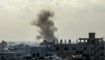 دخان يتصاعد من مبان بعد قصف إسرائيلي في رفح جنوبي قطاع غزّة في 12/ 12/ 2023 (الأناضول)