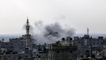 تصاعد الدخان بعد هجمات إسرائيلية على رفح جنوبي غزّة، 1 كانون الأول/ ديسمبر 2023 (Getty)