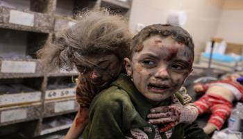 طفلان مصابان في مستشفى في خانيونس جنوبي غزّة في 3/ 12/ 2023 (Getty)
