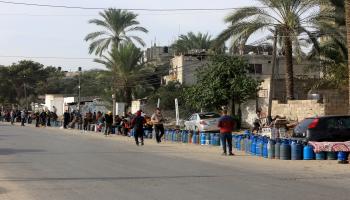 طابور بانتظار الحصول على الغاز في رفح جنوب قطاع غزّة في 25/ 11/ 2023 (الأناضول)