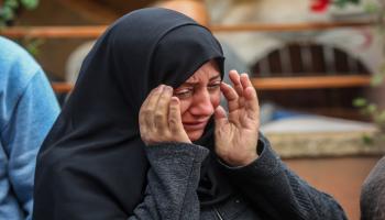 فلسطينية تبكي أقارب لها استشهدوا في قصف إسرائيلي في خانيونس جنوبيّ قطاع غزّة في 12/ 12/ 2023 (Getty)