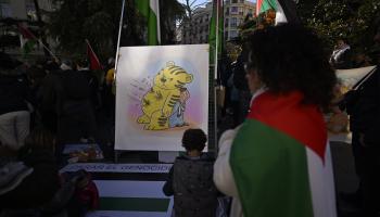 من وقفة تضامنية مع أطفال غزّة أمام البرلمان الإسباني في مدريد، 16 كانون  الأول/ ديسمبر (Getty)