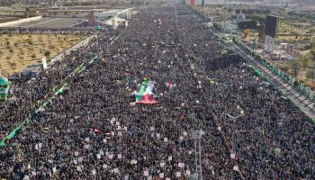 شارك مئات الآلاف من اليمنيين في احتجاج تم تنظيمه تضامناً مع غزة (محمد حمود/Getty)