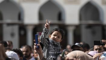 يتفهم الأطفال المصريون الواقع الصعب في غزة (محمد حسام/ Getty)