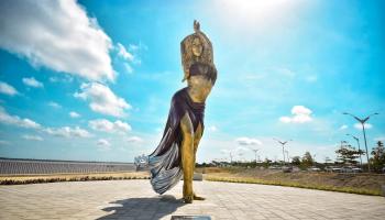 تمثال المغنية الكولومبية شاكيرا 