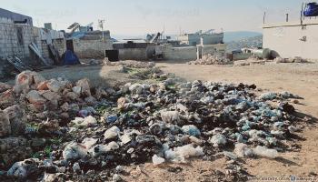 انتشار القمامة في مخيم كنصفرة بالشمال السوري (عدنان الإمام)