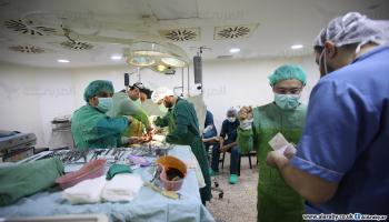 الطبيب فادي الشقفة في إدلب (العربي الجديد)