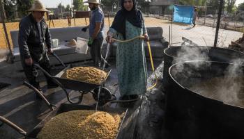 تعد عراقيات كميات كبيرة من الأطعمة لبيعها (صافين حميد/ فرانس برس)