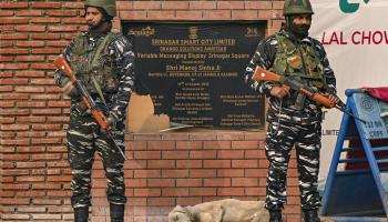 عنصران من القوات شبه العسكرية الهندية في سريناغار بكشمير أمس (إندرانيل موخيرجي/فرانس برس)