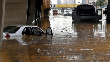 مياه الأمطار تغرق شوارع بيروت 2 (حسام شبارو/ الأناضول)