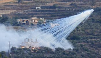 قذيفة إسرائيلية فوسفورية على قرية حدودية في جنوب لبنان (حسين الملا/ أسوشييتد برس)