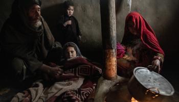 أفغان نازحون في مخيم في كابول (إبراهيم نوروزي/ أسوشييتد برس)