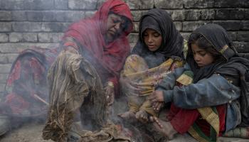 أفغانيات في مخيم في ضواحي كابول (إبراهيم نوروزي/ أسوشييتد برس)
