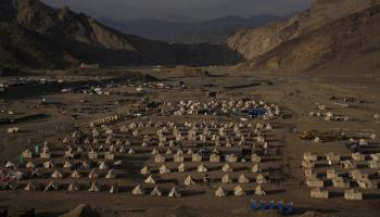 مخيم عند الحدود بين أفغانستان وباكستان (إبراهيم نوروزي/ أسوشييتد برس)