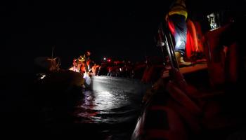 عملية إنقاذ مهاجرين من قبل منظمة "إس أو إس ميديتيرانيه" وسفينة "أوشن فايكينغ" (إكس)