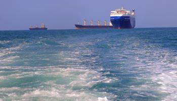 السفن والحاويات النفطية في البحر الأحمر تحت مخاطر هجمات الحوثي (getty)