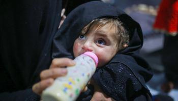 أطفال رضع وحليب أطفال في إدلب في شمال سوري (محمد سعيد/ الأناضول)