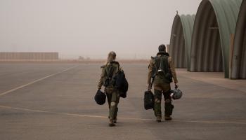 جنديان فرنسيان في نيامي بالنيجر، مايو الماضي (آلان جوكار/فرانس برس)
