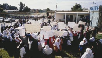 متظاهرات فلسطينيات في غزة إبان الانتفاضة الأولى، ديسمبر 1987 (ديريك هدسون/Getty)