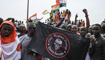متظاهرون في النيجر يرفعون علم "فاغنر"، سبتمبر الماضي (فرانس برس)