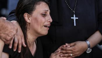 أقارب شهداء مجزرة كنيسة برفيريوس في غزة (علي جاد الله/ الأناضول)